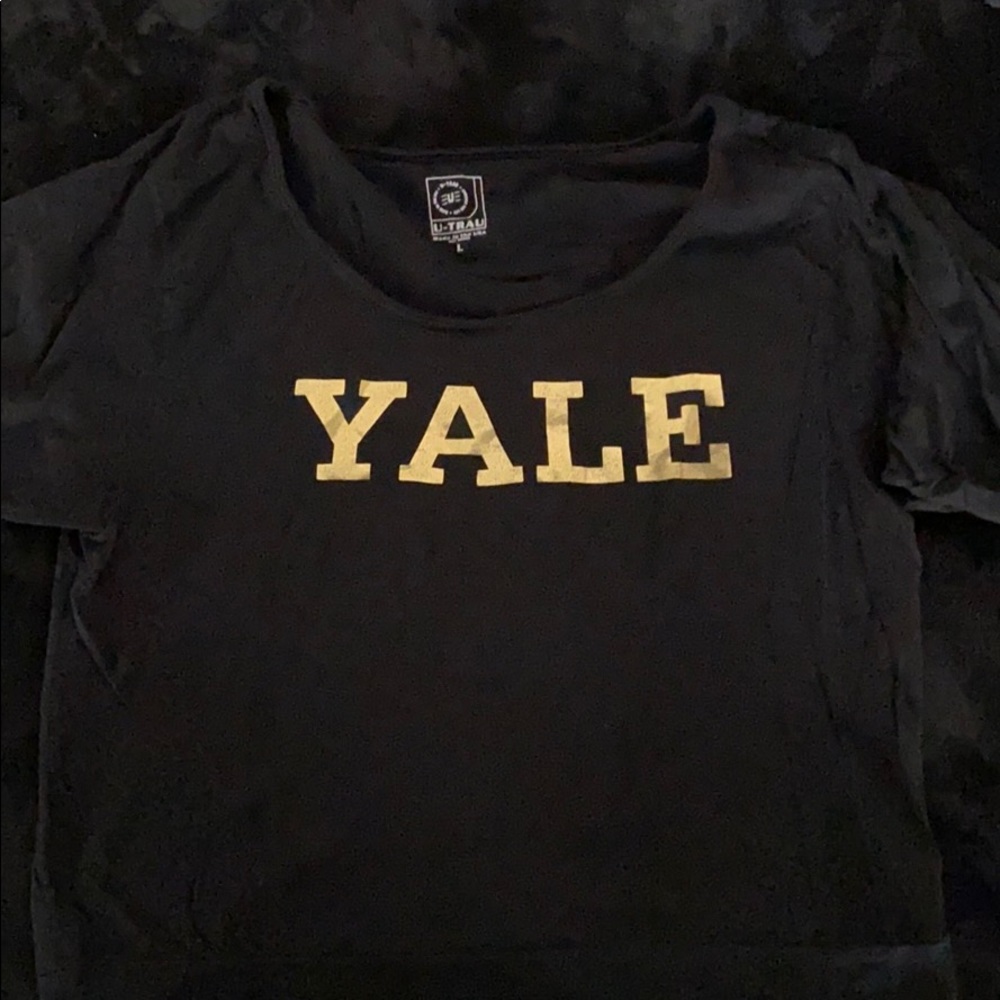 Yale black elbow length sleeve t shirt. Size L.